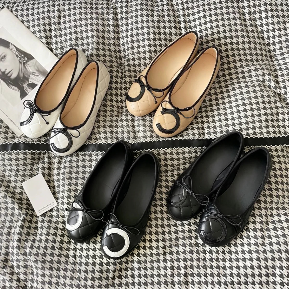 26SS Fashion Week's new trendy bow heel sandals, featuring a delicate and slender toe design with soft lining. Perfect for women's daily casual wear. They are ballet flats, double C-shaped flat shoes, and low-top open-toe san