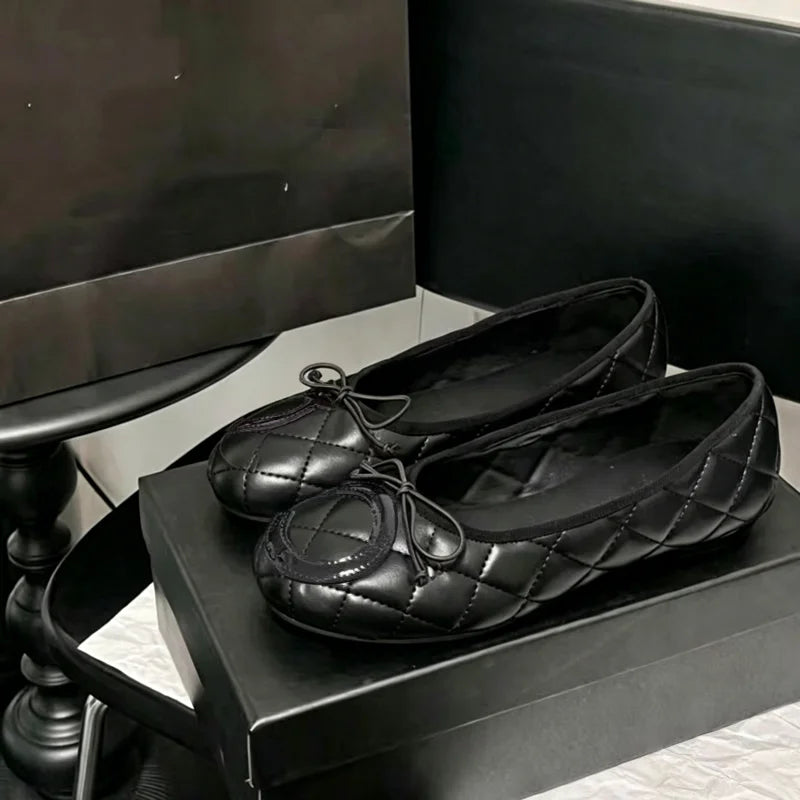 26SS Fashion Week's new trendy bow heel sandals, featuring a delicate and slender toe design with soft lining. Perfect for women's daily casual wear. They are ballet flats, double C-shaped flat shoes, and low-top open-toe san