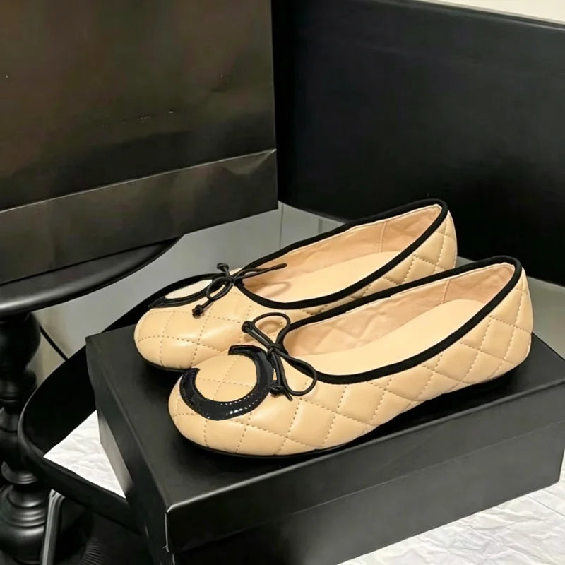 26SS Fashion Week's new trendy bow heel sandals, featuring a delicate and slender toe design with soft lining. Perfect for women's daily casual wear. They are ballet flats, double C-shaped flat shoes, and low-top open-toe san