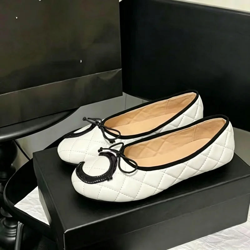 26SS Fashion Week's new trendy bow heel sandals, featuring a delicate and slender toe design with soft lining. Perfect for women's daily casual wear. They are ballet flats, double C-shaped flat shoes, and low-top open-toe san